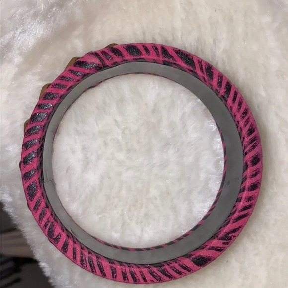 Gold tone pink black printed chunky  bracelet - Picture 2 of 5